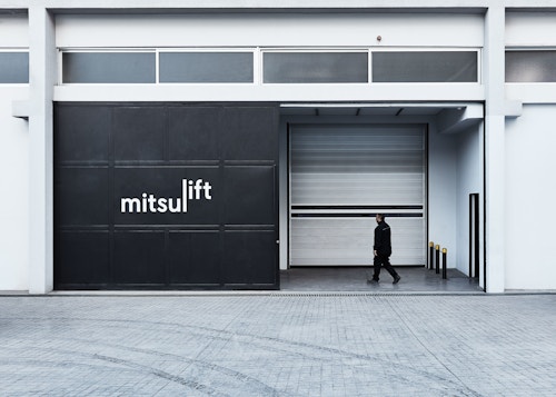 Simulation of the Mitsulift logo on a garage door